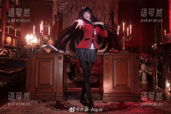 尽享aqua水淼的时尚蜜蜂瞬间：蒂法蜜蜂婚纱与黑皮蜜蜂套图合集