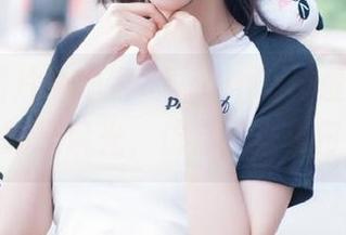在高清图片中细赏asagiriai(爱ちゃん)泳衣的旖旎风光，仿佛置身夏日海滩。
