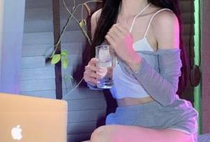 beautyleg – Avril办公室最新套图更新，感受职场女性的自信与优雅