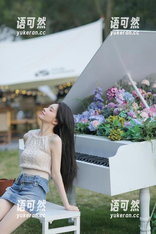 beautyleg - 与Queena同行，共同欣赏她的灰丝摄影作品，在线图片等待你的探索