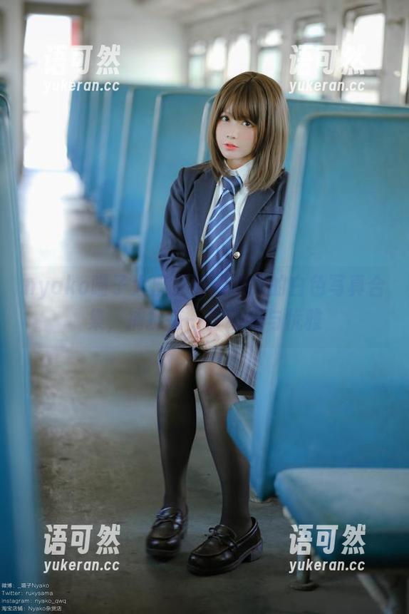 nyako喵子大魔王倾情演绎的白色写真合集，捕捉每一份动感与优雅