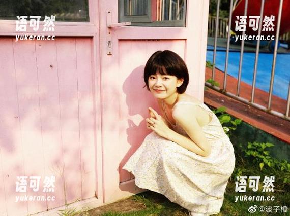 pans - 黑色调的魅力：安妮的写真与图册，尽情展现她的灵魂与创意