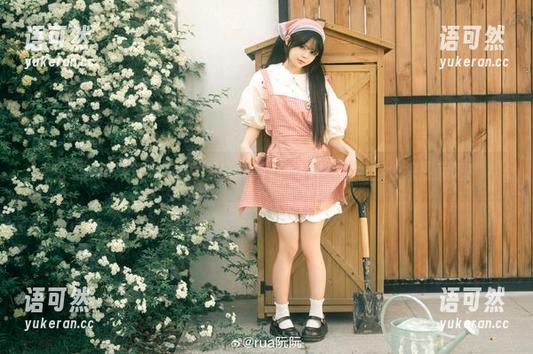 绝美rua阮阮花房小裙子写真，免费分享图包，快来收藏吧！