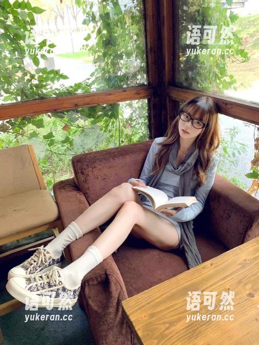 yui金鱼短裙cos图集：穿短裙的鱼儿为何总是被捉住？