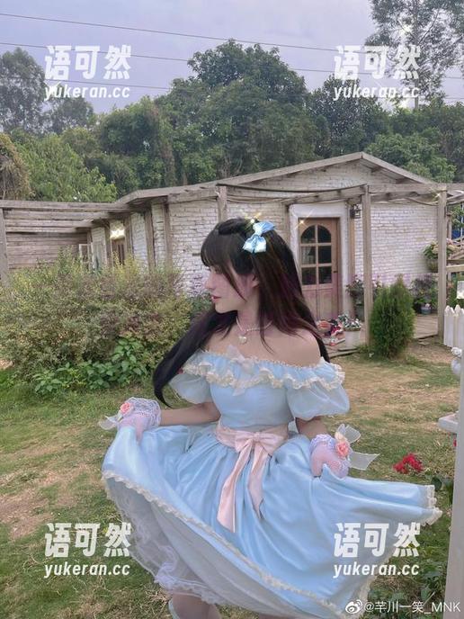 一笑芳香沁的写真图册，魅力美腿引爆视觉冲击，这才是时尚之美！