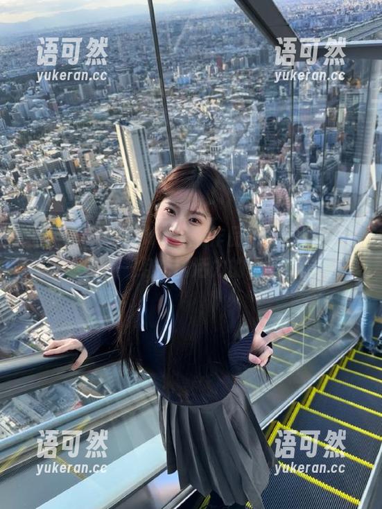 丽柜 - 感受xilly校服作品图包的青春气息：一组充满活力的写真集