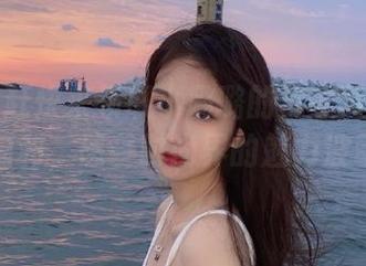 丽柜 – 赶快来领取小璐璐的皮衣写真原图福利，感受时尚界的魅力波动