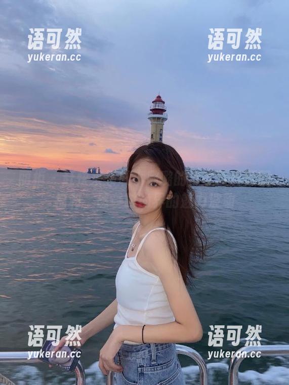 丽柜 - 赶快来领取小璐璐的皮衣写真原图福利，感受时尚界的魅力波动