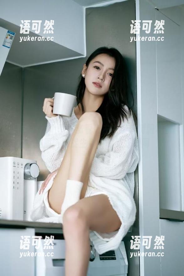 丽柜 - 这个季节必看！左左最新制服写真美图，捕捉生活中的美好瞬间