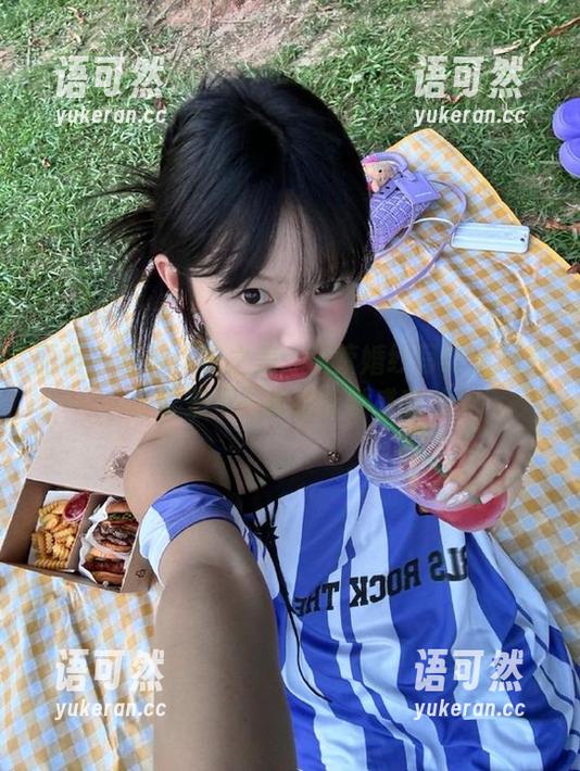 丽柜 - 绽放优雅之美：怡萱婚纱写真集精选带来不一样的视觉盛宴