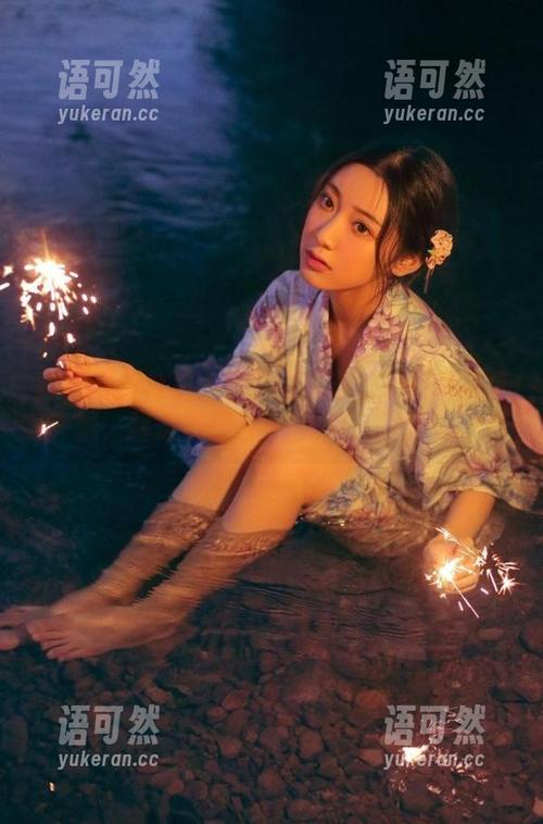 丽柜 - 独特视角下的晴晴无圣光比基尼套图，释放夏日青春活力与时尚风格