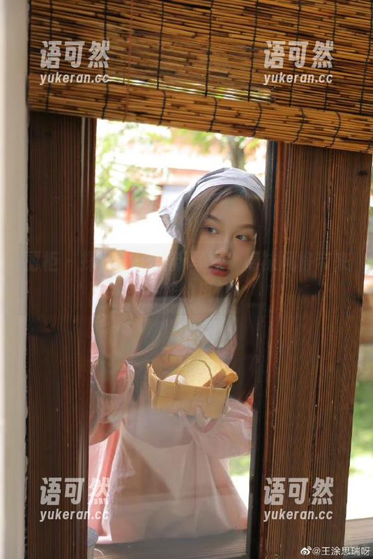 丽柜 - 探秘桃子最新写真，棉袜风格带来不一样的风情！