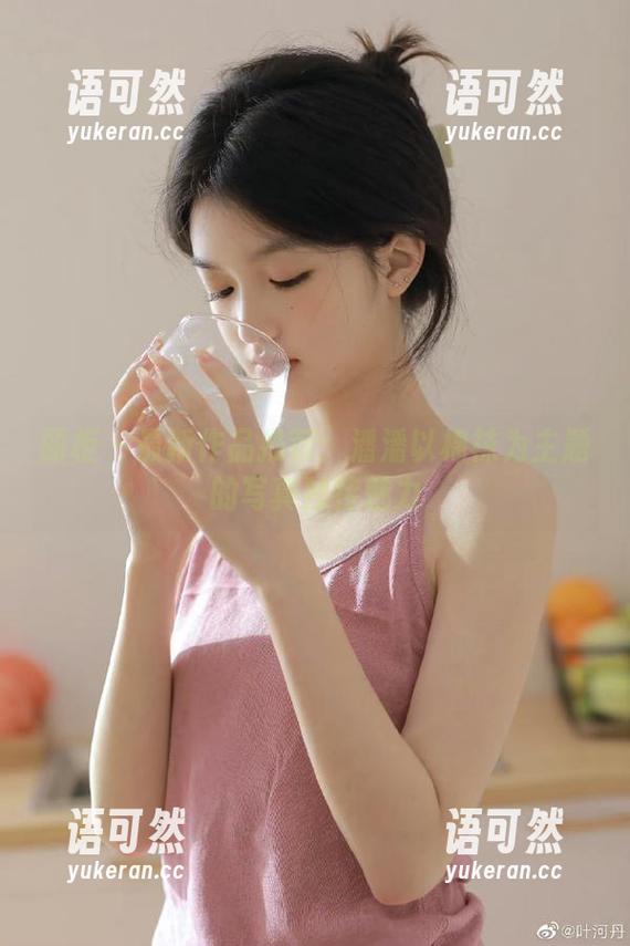 丽柜 - 最新作品推荐：潘潘以棉袜为主题的写真独特魅力
