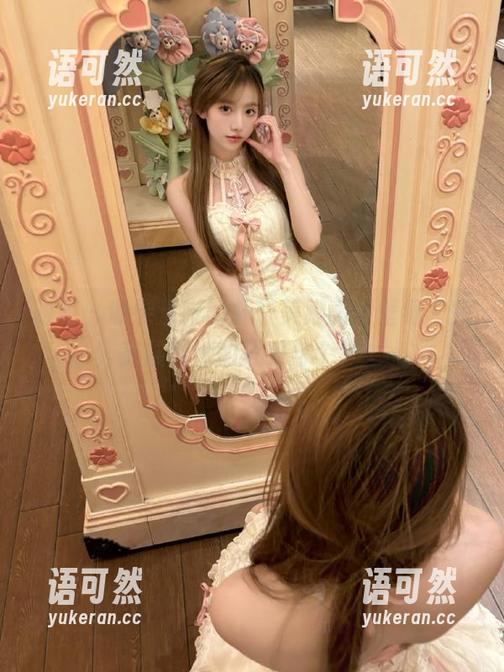 丽柜 - 收录清晰的轩轩美脚高清壁纸，完美展现她的风采与个性！