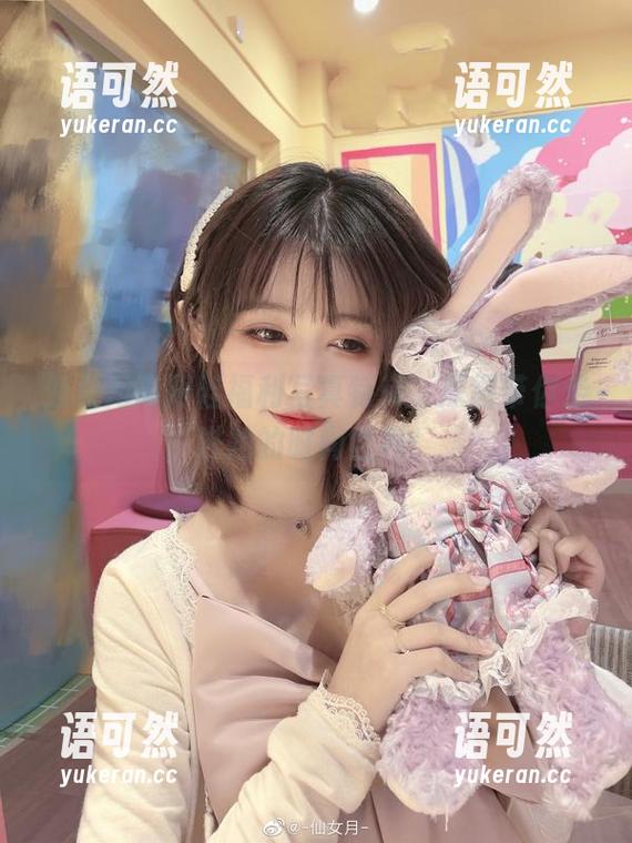 仙女月高跟鞋福利写真特辑，原图带你走进她的时尚世界！