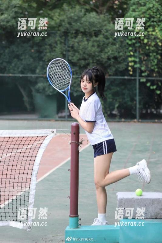 克拉女神 - 绝美宋黛红裙全套图集，带你领略她的时尚穿搭与摄影圣地