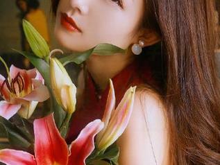 克拉女神 – 在蔚蓝海边，芊芊的写真作品原图精华，展现她动人的姿态与自然的和谐共处！