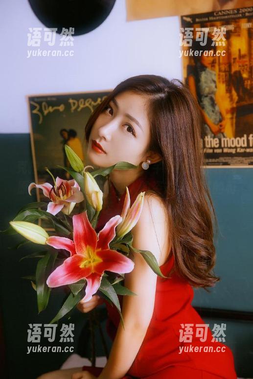 克拉女神 - 在蔚蓝海边，芊芊的写真作品原图精华，展现她动人的姿态与自然的和谐共处！