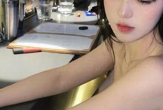 克拉女神 – 钟淇私房摄影合集：油亮风格诠释女性柔美与强大的结合