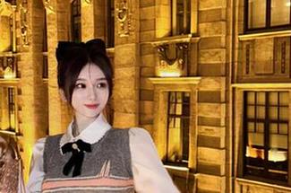 克拉女神 – 感受静宜与连衣裙的完美结合，立即下载她的独家写真集！