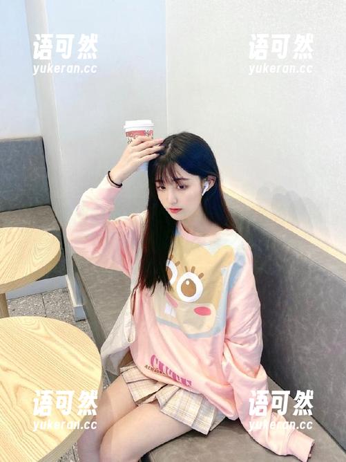 兔玩映画全套写真：枇杷与白丝的奇妙融合，开启视觉的果香之旅！