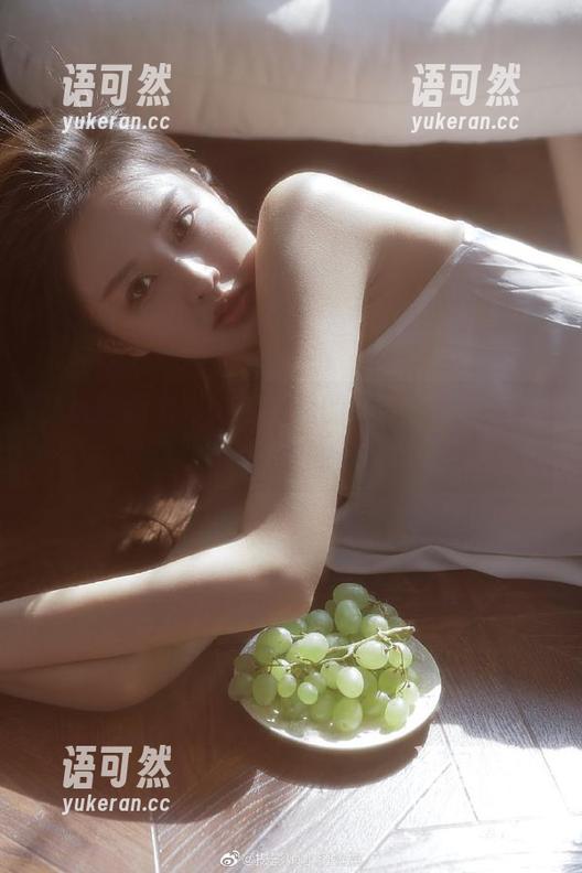 兔玩映画力作：教室里的穹妹私拍美图，记录你心中的青春梦