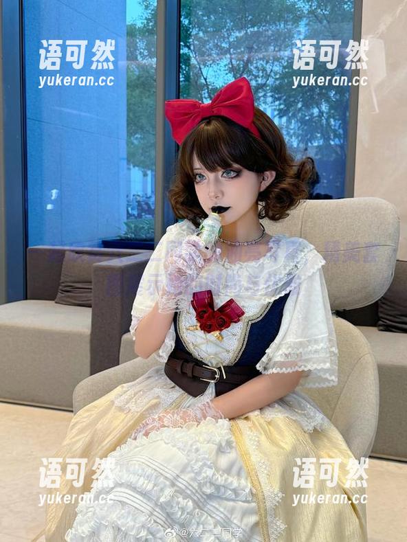 一起欣赏六二二同学的油亮写真，精美套图展示她的时尚与优雅