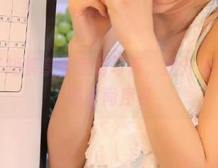 凉凉子短裤享受定制写真，揭开清新夏日的时尚序幕