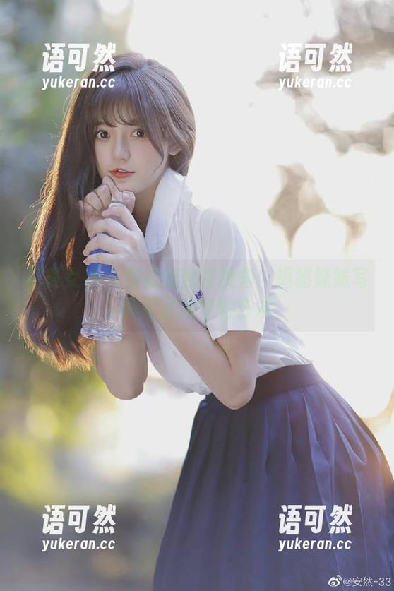 初夏女神 - 双双的独特视角：揭秘妹妹写真作品集中的艺术