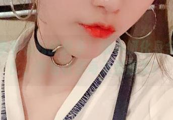 一起享受福利的快乐！啾小妍化身金发芭比，图包让你每天都想笑！
