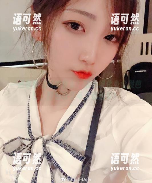 一起享受福利的快乐！啾小妍化身金发芭比，图包让你每天都想笑！