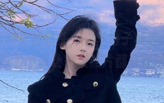 透过喵写真的镜头，黑丝格子裙所演绎出的青春故事让每张照片都有温度！