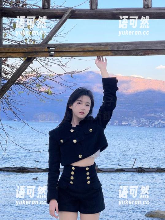透过喵写真的镜头，黑丝格子裙所演绎出的青春故事让每张照片都有温度！