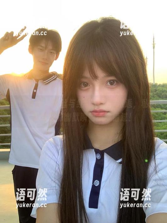 壹吻映画 - 黑丝与红红的奇妙邂逅，私拍图包里的幽默瞬间不容错过！