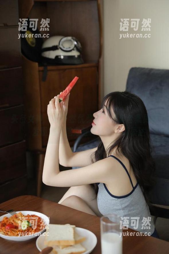 头条女神 - 周予然优雅礼服写真合集更新，发现她的魅力与自信的全新表达