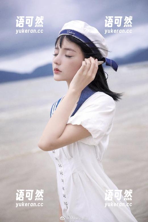 头条女神 - 体验小晴子的高跟鞋魅力，独特写真资源将带你走进时尚的殿堂