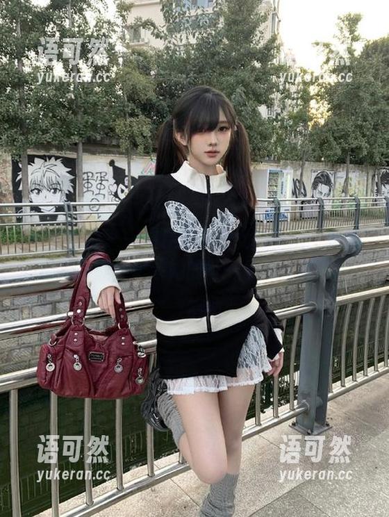头条女神 - 一窥易阳小仙女的秘境：精选图包下载，记录她的每一个动人时刻！