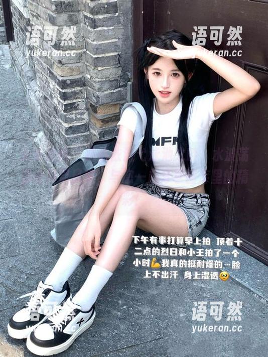 头条女神 - 林依依游弋泳池之畔，水波荡漾间尽显风采，与您一起分享图库里的精彩！