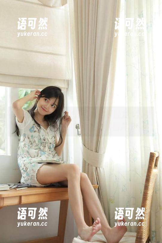 头条女神 - 探索火儿的水手服魅力：独特写真合集中的梦幻海景图片