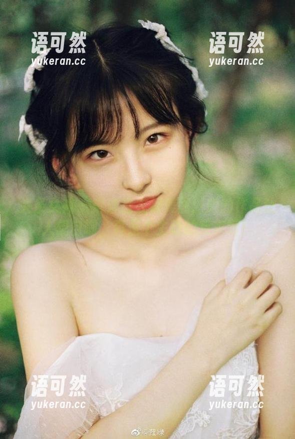 头条女神 - 琳琳连衣裙美图：她的作品让人想自嘲，真是个生动的反差啊！