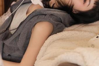 体验女主K的浴室幻境：魅力四射的套图合集，定会让你难以抗拒！
