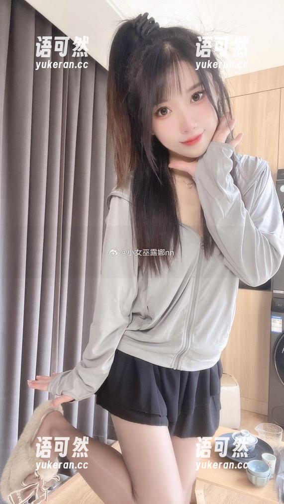 自嘲也要美丽：小女巫露娜的亮片裙肉丝合集值得一看！