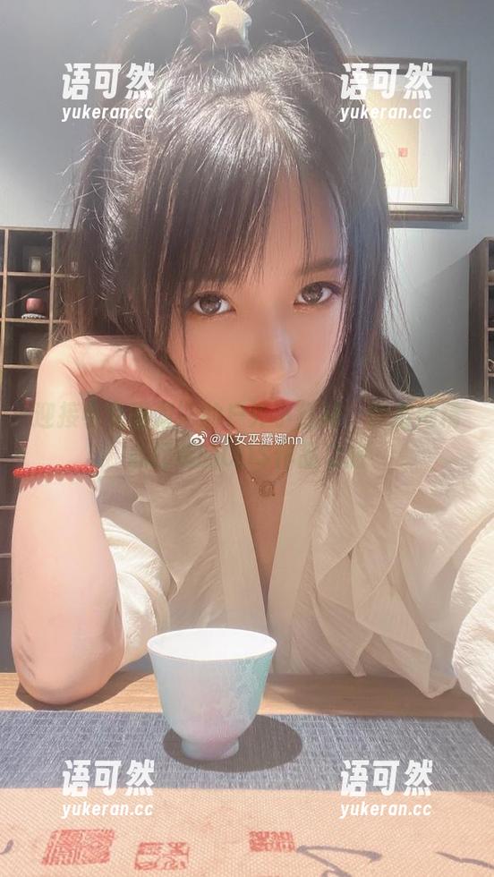 迎接小女巫露娜的户外小红裙，欣赏她精心打造的COS作品之旅