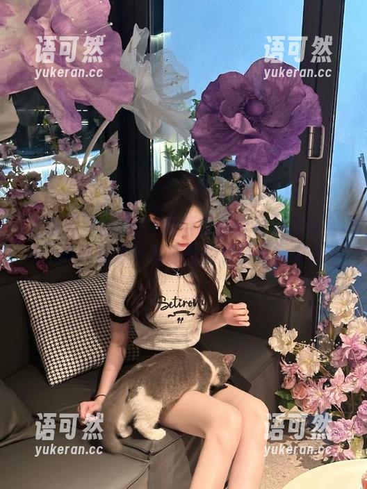 尤果网 - 探索K8傲娇萌萌白衬衫写真全集，带你走进每张原图的独特视角与心情