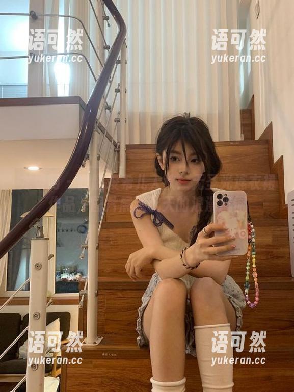 尤果网 - 跟随凌希儿入秋：无圣光连衣裙作品，图片展现秋天的浪漫风情
