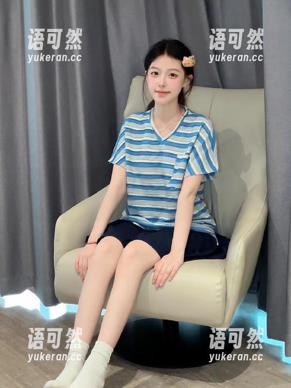 尤果网 - 球球短裙写真分享：让每一位观者都能感受到无尽的魅力与风情