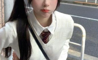 尤果网 – 糖果的泳衣写真作品，图片中展现了青春的灵动和自然的美丽