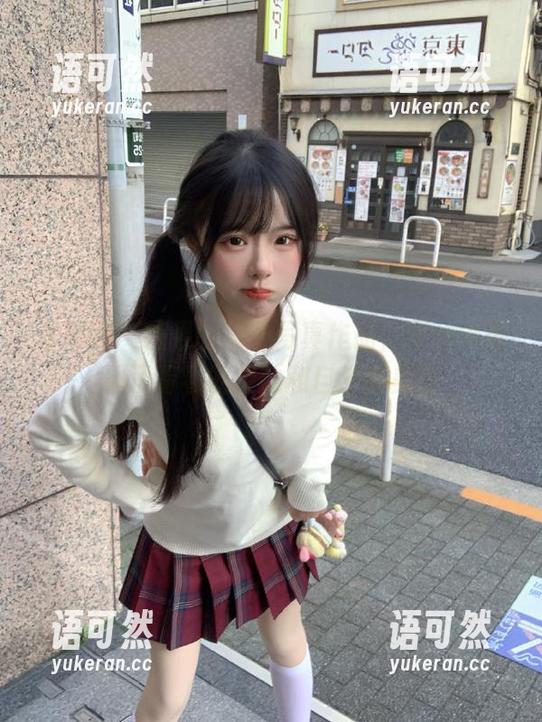 尤果网 - 糖果的泳衣写真作品，图片中展现了青春的灵动和自然的美丽
