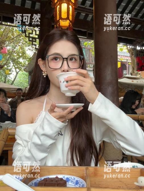 尤果网 - 下载顾欣怡黑丝写真全集，带给你满满的视觉享受与心动体验！