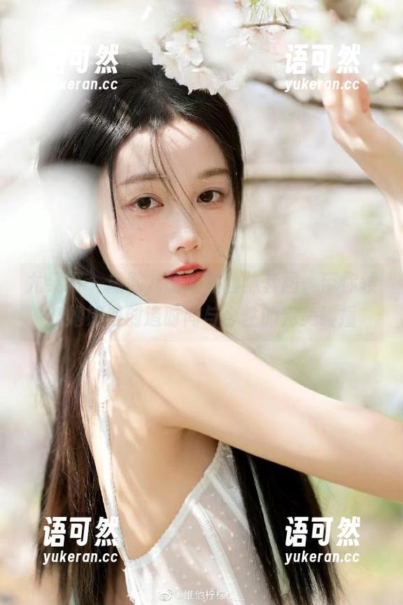 尤果网 - 黛熙儿的私拍丝袜套图，带你领略她如何创造时尚与个性的完美碰撞